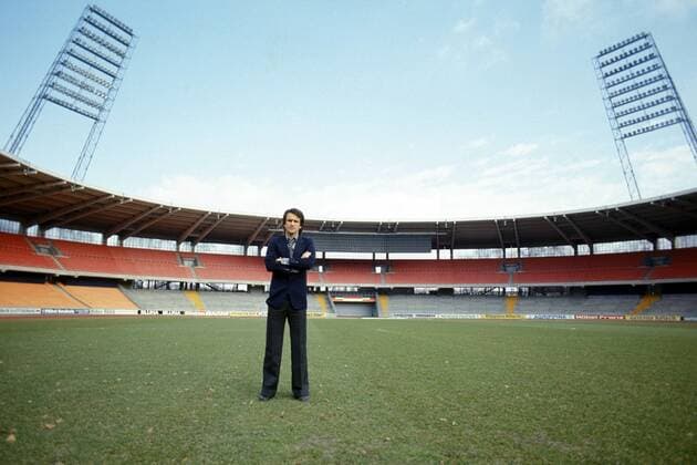 Wolfgang Overath (Köln) im leeren Müngersdorfer Stadion Fußball 1. BL Herren DEUTSCHSPRACHIGE SPORTZEITSCHRIFTEN UND -ZEITUNGEN NUR NACH RÜCKSPRACHE, Saison 1976 1977 Totale Aufnahmedatum geschätzt Köln Leere,