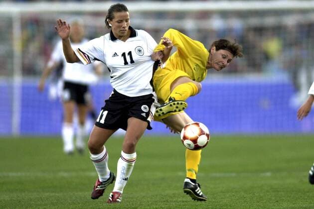Inka Grings (li., Deutschland) gegen ihre australische Gegenspielerin Fußball OS Sommer Damen Olympische Sommerspiele 2000, Olympia, Olympiade, Spiele, Frauenfußball, Frauen, Vdig Gruppe Sydney