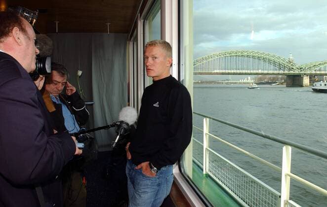 Alexander Winokurow (Kasachstan Team T Mobile) gibt anlässlich der offiziellen Präsentation ein Interview auf einem Rheindampfer Radsport Herren Straßenradsport 2003, Straße, Rad, Vorstellung, Präsentation, Pressetermin Totale Köln
