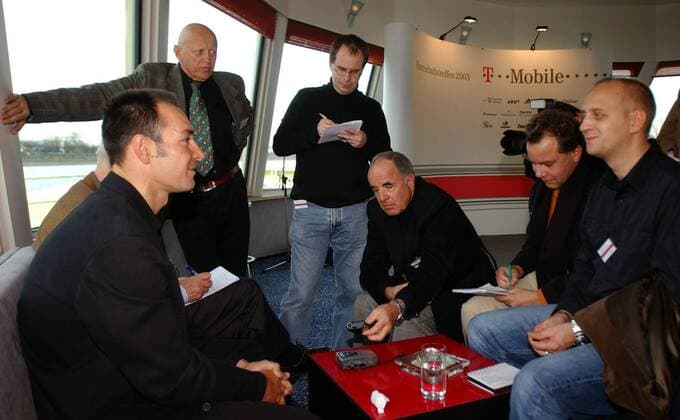 Erik Zabel (Deutschland Team T Mobile) unterhält sich auf dem Rheindampfer Asbach anlässlich der offiziellen Präsentation mit einigen Journalisten Radsport Herren Straßenradsport 2003, Straße, Rad, Vorstellung, Präsentation, Pressetermin Gruppe Köln