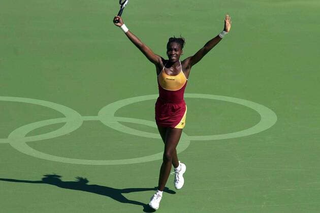 Venus Williams (USA) jubelt über ihren Olympiasieg Tennis OS Sommer Damen Olympische Sommerspiele 2000, Olympia, Spiele, Olympiade, Hardcourt, Hartplatz, Hartplatztennis Einzelbild Hartplatzturnier Sydney Freude,