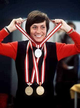 Die zweifache Olympiasiegerin Rosi Mittermaier (BR Deutschland) mit ihren Medaillen - auch für die Silbermedaille ist noch Platz Alpiner Skilauf OS Winter Damen Olympische Winterspiele 1976, Olympia, Olympiade, Spiele, Ski Alpin, Skisport, Vdia Einzelbild Innsbruck