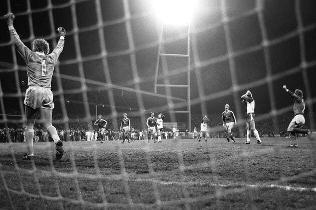 Torwart Jean Marie Pfaff (Bayern) reißt die Arme in die Luft, nachdem Michael Kutzop (Bremen) den Elfmeter an den Pfosten gesetzt hat Fußball 1. BL Herren Saison 1985 1986, SV Werder Bremen - FC Bayern München 0:0, Bundesligageschichte, Bundesligahistorie Totale Bremen