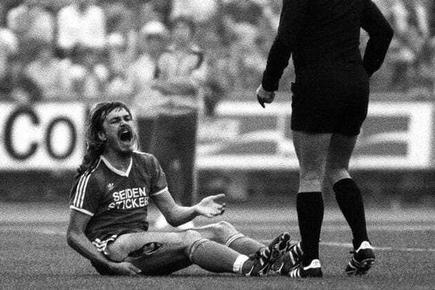 Ewald Lienen (li., Bielefeld) hält sich nach Norbert Siegmanns (Bremen) brutalem Foul den aufgeschlitzten Oberschenkel Fußball 1. BL Herren Saison 1981 1982, Bremen - Arminia Bielefeld 1:0, Bundesligageschichte, Bundesligahistorie, Historie Einzelbild brutal, Brutalität, klaffende Wunde Bremen, verletzt, Verletzung, brutal, Schnittwunde