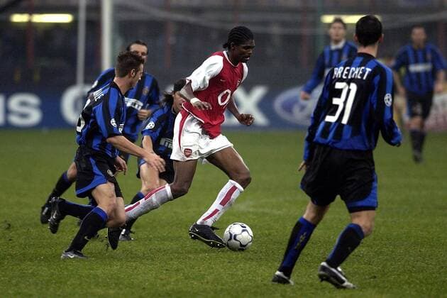 Nwankwo Kanu (Mitte, Arsenal London) gegen Giovanni Pasquale (li., Inter Mailand) Fußball EC 1 Herren Champions League 2003 2004, FC Internazionale Mailand - FC Arsenal London 1:5 Gruppe Mailand Dynamik,
