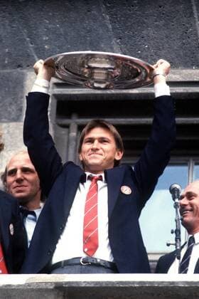 Klaus Augenthaler (Bayern) mit der Meisterschale auf dem Rathausbalkon, dahinter Dieter Hoeneß (li.) und Trainer Udo Lattek Fußball 1. BL Herren Saison 1984 1985, FC Bayern München, Rathaus, Balkon, Einzelbild München Marienplatz Freude,