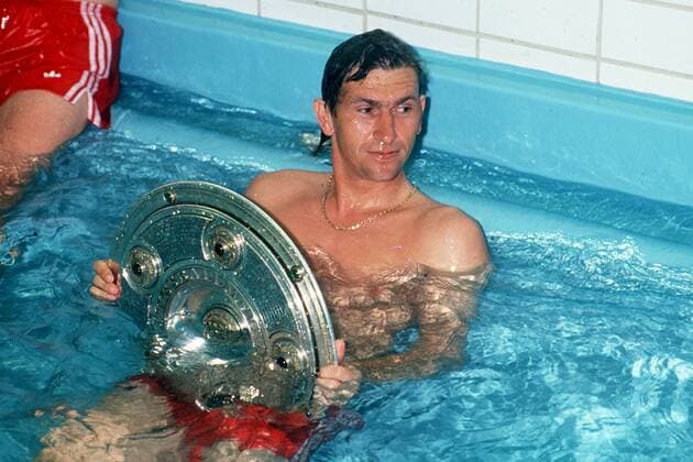 Fußball, FC Bayern München, Deutscher Meister 1989 Klaus Augenthaler (Bayern) mit der Meisterschale im Entmüdungsbecken Fußball 1. BL Herren Saison 1988 1989, FC Bayern München Einzelbild München