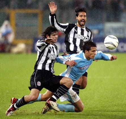 Ibrahim Üzülmez (li., Besiktas) bringt Bernardo Corradi (Lazio Rom) zu Fall, dahinter Federico Giunti (Besiktas) Fußball EC 1 Herren Champions League 2003 2004, Lazio Rom - Besiktas Istanbul 1:1 Gruppe Rom Dynamik, Kampf,