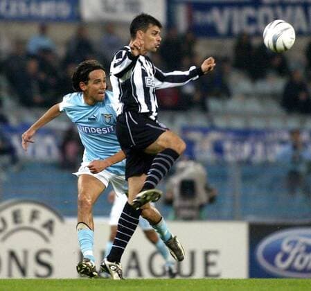 Ronaldo Guiaro (re., Besiktas) vor Simone Inzaghi (Lazio Rom) am Ball Fußball EC 1 Herren Champions League 2003 2004, Lazio Rom - Besiktas Istanbul 1:1 Gruppe Rom Dynamik,