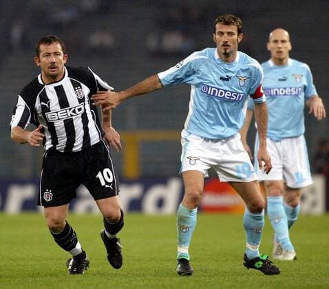 Sergen Yalcin (li., Besiktas) gegen Giuseppe Favalli (Lazio Rom) Fußball EC 1 Herren Champions League 2003 2004, Lazio Rom - Besiktas Istanbul 1:1 Gruppe Rom
