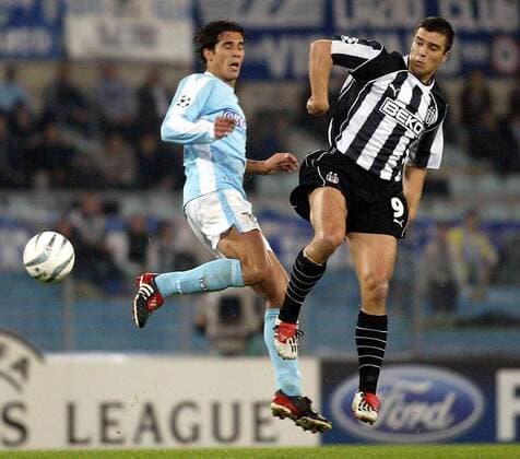 Bernardo Corradi (li., Lazio Rom) gegen Daniel Pancu (Besiktas) Fußball EC 1 Herren Champions League 2003 2004, Lazio Rom - Besiktas Istanbul 1:1 Gruppe Rom Dynamik,