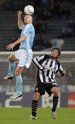 Jaap Stam (li., Lazio Rom) gegen Ilhan Mansiz (Besiktas) Fußball EC 1 Herren Champions League 2003 2004, Lazio Rom - Besiktas Istanbul 1:1 Gruppe Rom Dynamik,