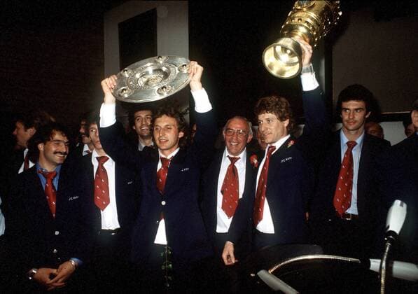 Fußball, 1. FC Köln, Deutscher Meister 1978 Die Kölner feiern mit der Meisterschale und dem DFB-Pokal das Double, v.li.: Harald Konopka, Bernd Cullmann, Heinz Flohe mit der Schale, Trainer Hennes Weisweiler, Torwart Harald Toni Schumacher und Gerhard Strack Fußball 1. BL Herren Saison 1977 1978, 1. FC Köln, Geschichte, Historie, Bundesligageschichte, Bundesligahistorie Totale Köln Begeisterung, Freude,