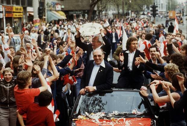 Fußball, 1. FC Köln, Deutscher Meister 1978 Trainer Hennes Weisweiler mit der Meisterschale beim Autokorso durch die Kölner Innenstadt, mit von der Partie Präsident Peter Weiand (vorn) und Heinz Flohe Fußball 1. BL Herren Saison 1977 1978, 1. FC Köln, Fan, Fans, Fußballfan, Fußballfans, Zuschauer, Publikum, Totale Köln Masse, Begeisterung, Freude,