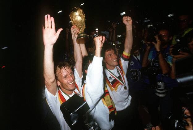 Andreas Brehme (li.) und Lothar Matthäus (beide BR Deutschland) mit dem FIFA Weltpokal Fußball WM Herren Weltmeisterschaft 1990, Finale, Endspiel, Nationalmannschaft, Nationalteam, Nationaltrikot, Gruppe Schlußjubel Frankfurt M. Glück, Begeisterung, Freude,