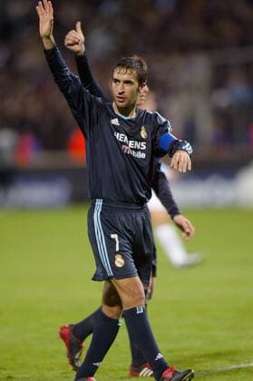 Raul Gonzalez (Real Madrid) winkt den Anhängern Fußball EC 1 Herren Champions League 2003 2004, Marseille - Real Madrid 1:2, Einzelbild Marseille Freude  
