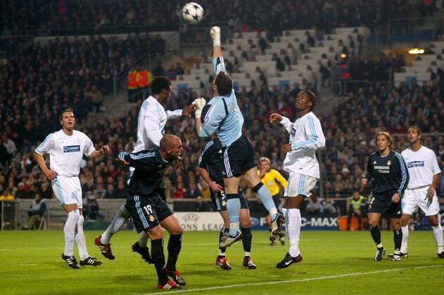 Torwart Iker Casillas (Mitte, Real Madrid) faustet den Ball aus der Gefahrenzone, v.li. Van Buyten, Christanval und Drogba (alle Marseille) sehen staunend zu Fußball EC 1 Herren Champions League 2003 2004, Olympique Marseille - Real Madrid 1:2, OM, Gruppe Marseille Dynamik, Abwehr  