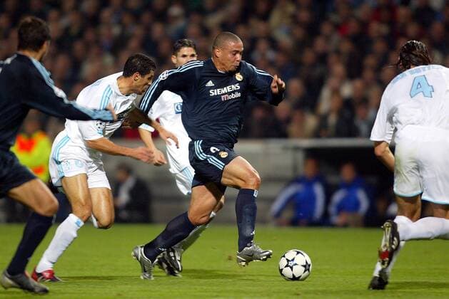 Ronaldo (Mitte, Real Madrid) gegen Brahim Hemdani (li., Marseille) Fußball EC 1 Herren Champions League 2003 2004, Olympique Marseille - Real Madrid 1:2, OM, Gruppe Marseille Dynamik,  