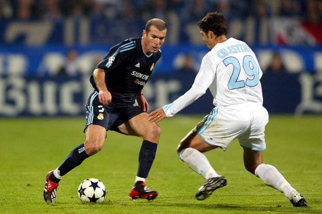Zinedine Zidane (li., Real Madrid) gegen Fabio Celestini (Marseille) Fußball EC 1 Herren Champions League 2003 2004, Olympique Marseille - Real Madrid 1:2, OM, Gruppe Marseille Dynamik,  