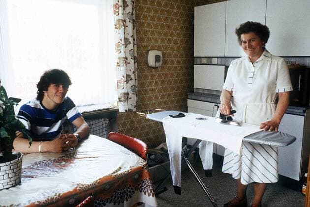 Lothar Matthäus lässt sein erstes Nationaltrikot von Mutter Katharina bügeln Fußball 1. BL Herren Saison 1980 1981, Borussia Mönchengladbach, Gruppe Mönchengladbach