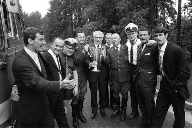Präsident Wilhelm Neudecker (Mitte) und zwei Polizisten präsentieren den Europapokal der Pokalsieger - außerdem v. li.: Franz Roth, x, Trainer Zlatko Cajkovski, Dieter Brenninger, Torwart Sepp Maier, Hans Nowak und Rudolf Nafziger Fußball EC 2 Herren Europapokal der Pokalsieger 1966 1967, Europacup, FC Bayern München, Pokal, Gruppe München