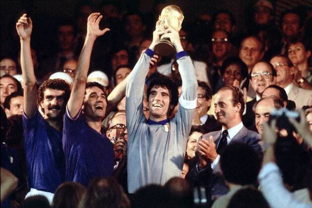 Torwart Dino Zoff mit dem FIFA Weltpokal, daneben v.li.: Giuseppe Bergomi, Claudio Gentile (alle Italien) und Spaniens König Juan Carlos Fußball WM Herren Weltmeisterschaft 1982, Nationalmannschaft, Nationalteam, Nationaltrikot, Finale, Endspiel Gruppe Länderspiel Madrid, Aufmacher Glück Begeisterung, Freude,