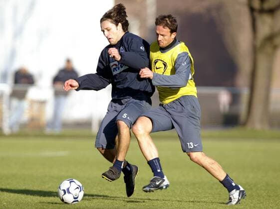 Niko Kovac (li.) gegen Fredi Bobic (beide Hertha) Fußball 1. BL Herren Saison 2003 2004, Hertha BSC Berlin, Training, Vdig Gruppe Berlin Dynamik,