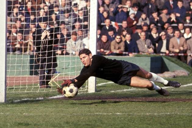 Torwart Petar Radenkovic (1860) sichert den Ball Fußball 1. BL Herren DEUTSCHSPRACHIGE SPORTZEITSCHRIFTEN UND -ZEITUNGEN NUR NACH RÜCKSPRACHE, Saison 1967 1968 Einzelbild Aufnahmedatum geschätzt München, Peter Dynamik,