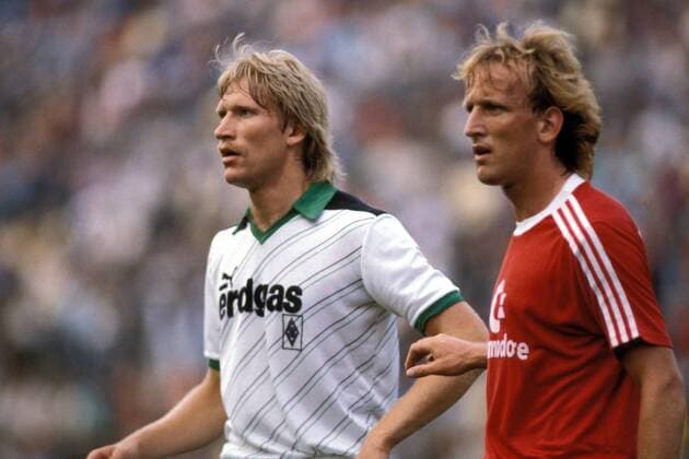 Uwe Rahn (li., Gladbach) gegen Andreas Brehme (Bayern) Fußball 1. BL Herren DEUTSCHSPRACHIGE SPORTZEITSCHRIFTEN UND -ZEITUNGEN NUR NACH RÜCKSPRACHE, Saison 1986 1987 Gruppe München