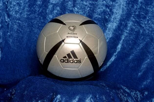 Adidas Roteiro - der offizielle Spielball der Euro 2004 Fußball EM Herren Vorschau Europameisterschaft 2003, Studio, Fotostudio, Studioaufnahme, Vdig Einzelbild Mainz