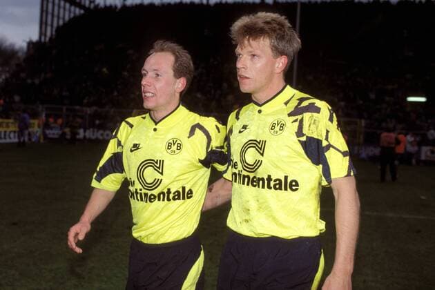 Wolfgang Homberg (li.) und Knut Reinhardt (beide BVB) - Abgang Fußball 1. BL Herren DEUTSCHSPRACHIGE SPORTZEITSCHRIFTEN UND -ZEITUNGEN NUR NACH RÜCKSPRACHE, Saison 1991 1992 Gruppe Dortmund Freude,