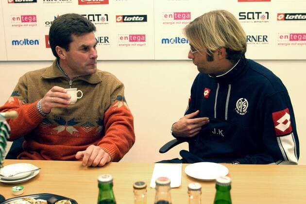 Trainer Dieter Hecking (li., Lübeck) und Trainer Jürgen Klopp (Mainz) diskutieren während der Pressekonferenz Fußball 2. BL Herren Saison 2003 2004, FSV Mainz 05 - VfB Lübeck 3:1, PK, Pressetermin, Gruppe Mainz