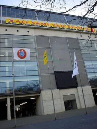 Das Dortmunder Westfalenstadion befindet sich heute in türkischer Hand und wird zum Ali Sami Yen Stadion umfunktioniert. Aufgrund von Unruhen in der Türkei wurde die Champions League-Partie von Galatasaray kurzfristig ins neutrale Dortmund verlegt. Fußball EC 1 Herren Champions League 2003 2004, Galatasaray Istanbul, Borussia Dortmund Einzelbild Westfalenstadion Dortmund