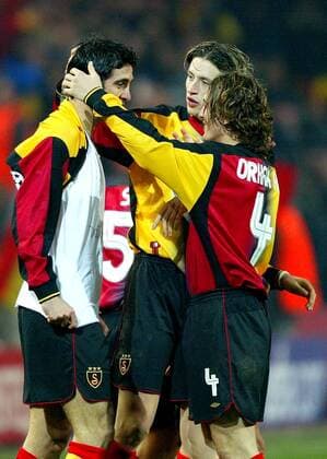 Torschütze Hakan Sükür (li.) wird von Ovidiu Petre (Mitte) und Orhan Ak (alle Galatasaray) gefeiert Fußball EC 1 Herren Champions League 2003 2004, Galatasaray Istanbul, Gruppe Dortmund Freude,