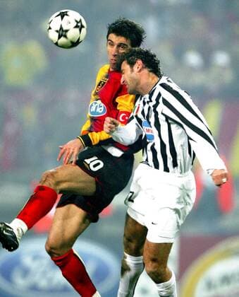 Hakan Sükür (li., Galatasaray) gegen Ciro Ferrara (Juve) Fußball EC 1 Herren Champions League 2003 2004, Galatasaray Istanbul - Juventus Turin 2:0, Gruppe Dortmund Dynamik,