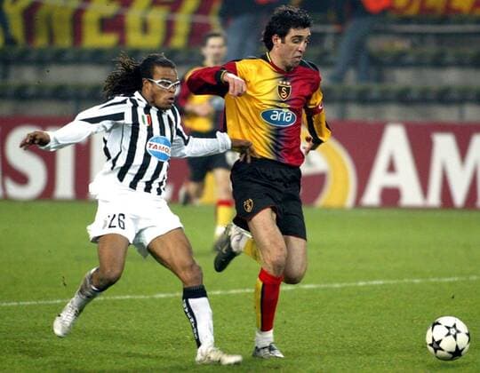 Edgar Davids (li., Juve) gegen Hakan Sükür (Galatasaray) Fußball EC 1 Herren Champions League 2003 2004, Galatasaray Istanbul - Juventus Turin 2:0, Gruppe Dortmund Dynamik,