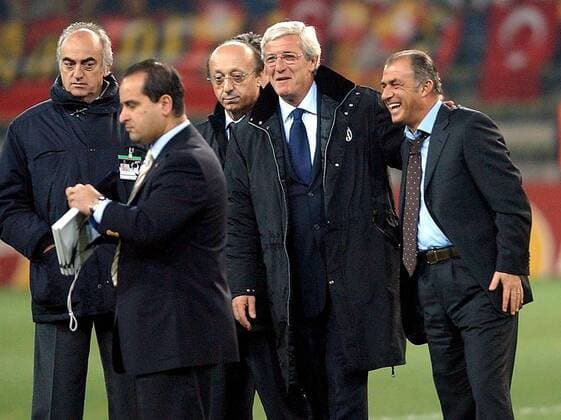 Meinungsverschiedenheiten - v. re.: während die Trainer Fatih Terim (Galatasaray) und Marcello Lippi sich bester Laune erfreuen, stehen Manager Luciano Moggi und Geschäftsführer Antonio Giraudo (alle Juventus) bedröppelt daneben Fußball EC 1 Herren Champions League 2003 2004, Galatasaray Istanbul - Juventus Turin 2:0, Gruppe Dortmund Freude,