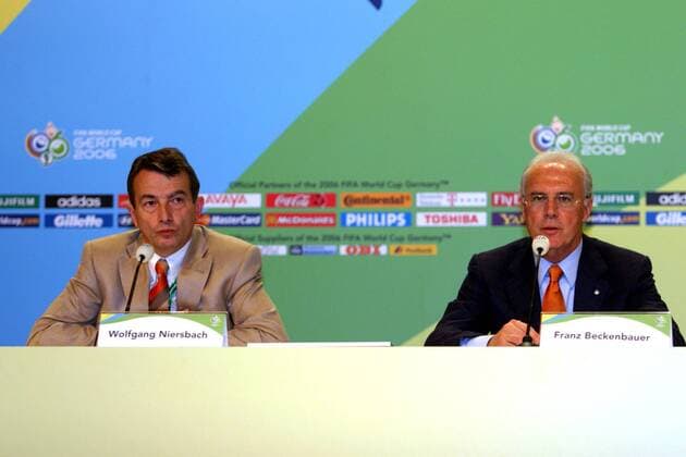 V.li.: Wolfgang Niersbach, geschäftsführender Vizepräsident im Organisationskomitee für die Weltmeisterschaft 2006, und OK-Präsident Franz Beckenbauer (beide Deutschland) stehen Rede und Antwort Fußball WM Herren FIFA-Tagung, Sitzung, Konferenz, Pressekonferenz 2003, PK, Pressetermin Gruppe Frankfurt M.
