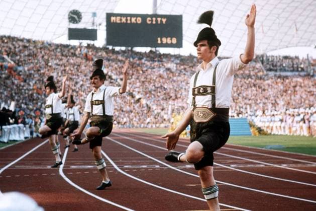 Eröffnungsveranstaltung der Olympischen Sommerspiele 1972 in München - junge Männer in bayrischer Landestracht präsentieren der Welt einen zünftigen Schuhplattler OS Sommer Herren Olympische Sommerspiele 1972, Olympia, Olympiade, Spiele, Eröffnungsfeier, Eröffnung, Feier Gruppe typical München