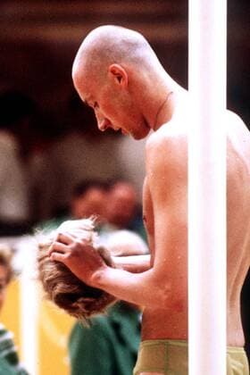 Werner Lampe (BR Deutschland) setzt sich ein Toupet auf Schwimmen OS Sommer Herren Olympische Sommerspiele 1972, Olympia, Olympiade, Spiele, Schwimmsport Einzelbild München