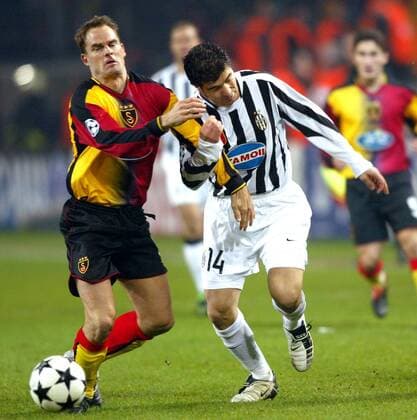 Frank de Boer (li., Galatasaray) gegen Enzo Maresca (Juventus) Fußball EC 1 Herren Champions League 2003 2004, Galatasaray Istanbul - Juventus Turin 2:0, Juve, Gruppe Dortmund Dynamik,