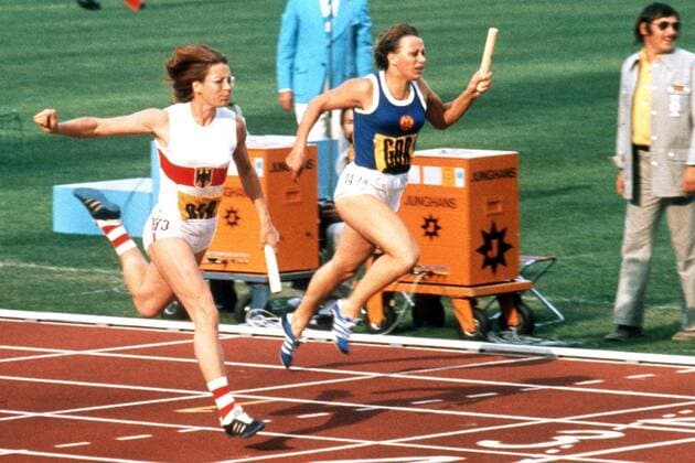 Heide Rosendahl (BR Deutschland, li.) und Renate Stecher (DDR) liefern sich im Schlussspurt ein packendes deutsch-deutsches Duell Leichtathletik OS Sommer Damen Olympische Sommerspiele 1972, Olympia, Olympiade, Spiele, Staffel, Staffellauf Gruppe Heidemarie Ecker München Dynamik,