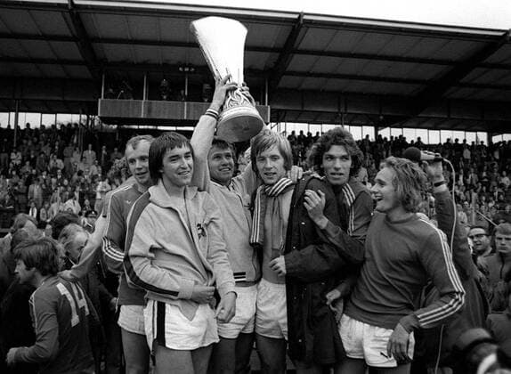 Mönchengladbach mit dem UEFA-Pokal, v.li.: Hans-Jürgen Wittkamp, Dietmar Danner, Jupp Heynckes, Henning Jensen, Frank Schäffer und Allan Simonsen Fußball EC 3 Herren UEFA-Cup 1974 1975, Pokal, Europapokal, Europacup, Enschede - Borussia Mönchengladbach 1:5, Finale Gruppe Vsw Enschede Glück, Begeisterung, Freude,