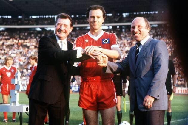 Uwe Seeler, 85. Geburtstag am 5. November Franz Beckenbauer (Mitte HSV) wird von den Ehrenspielführern Fritz Walter (li.) und Uwe Seeler beim verabschiedet - das Triumvirat des deutschen Fußballs reicht sich die Hände Fußball 1. BL Herren Franz Beckenbauers Abschiedsspiel 1981 1982, Hamburger SV Gruppe Hamburg