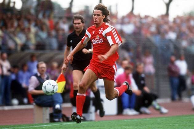Heiko Herrlich (Leverkusen) am Ball Fußball 1. BL Herren Saison 1991 1992, Bayer 04 Leverkusen Einzelbild Aufnahmedatum geschätzt Dynamik,