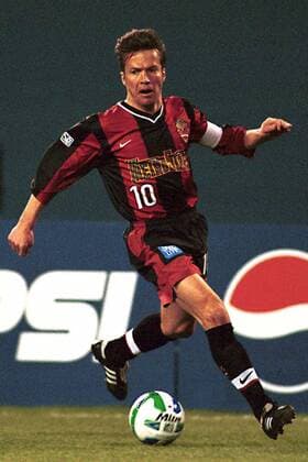 Lothar Matthäus (New York New Jersey MetroStars) am Ball Fußball Herren Major League Soccer 2000, MLS, New York New Jersey Metro Stars Einzelbild New York, NY, N.Y. Dynamik,