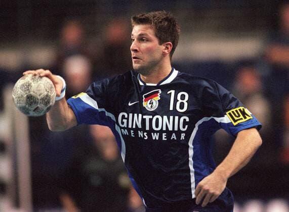 Daniel Stephan (Deutschland) am Ball Handball Länderspiel Herren Länderspiel 1999, Nationalmannschaft, Nationalteam, Nationaltrikot Einzelbild Essen Dynamik,