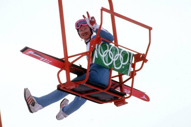Michael Edwards (Großbritannien) alias Eddie the Eagle grüßt mit dem Peace-Zeichen aus einem Sessellift Der erste Brite, bei einem olympischen Skispringen war mehr Publikumsliebling als Sieganwärter bei den Olympischen Spielen von Calgary 1988 und wurde sogar in einer Rede auf der Abschlussfeier erwähnt. Skispringen OS Winter Herren Olympische Winterspiele 1988, Olympia, Olympiade, Spiele, Skisprung, Ski Nordisch, Nordischer Einzelbild Calgary