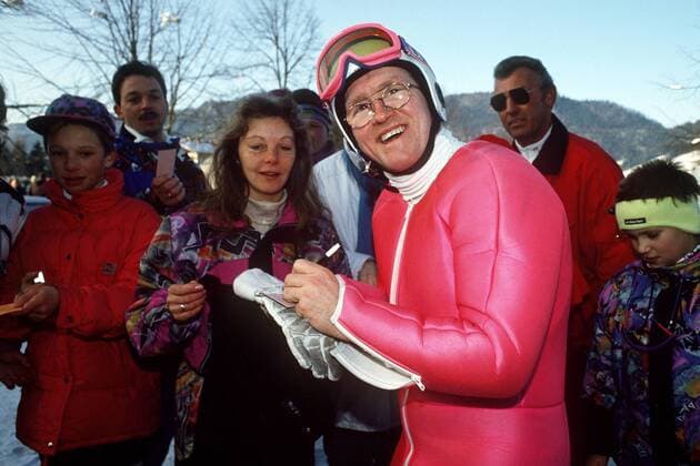 Michael Edwards (Großbritannien) alias Eddie the eagle gibt gut gelaunt Autogramme Skispringen Herren Weltcup 1993 1994, Welt-Cup, Worldcup, World, WC, Ski Nordisch, Nordischer Skisport, Skisprung Gruppe Oberstdorf