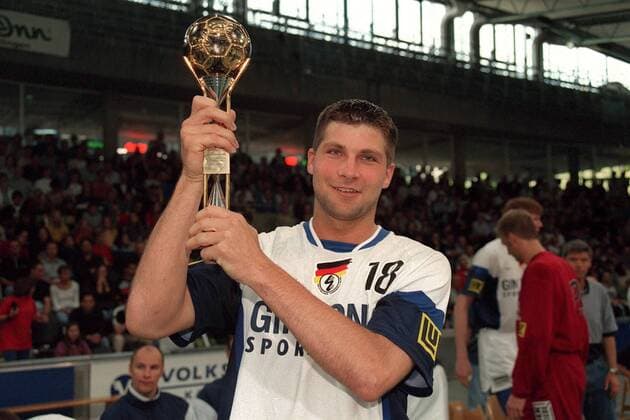Daniel Stephan (Deutschland) präsentiert stolz seinen Pokal: Welthandballer des Jahres 1999 Handball Länderspiel Herren Nationalmannschaft 1999, Nationalteam, Freundschaftsspiel, Test, Testspiel Einzelbild Länderspiel Karlsruhe Freude,